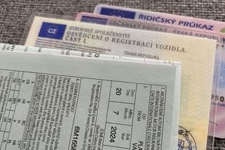 Velký přehled dokladů k autu 2026: Které už v ČR nemusíte mít u sebe, ale za hranicemi se bez nich neobejdete